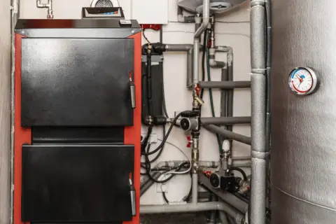 Kotłownia z piecem i instalacją hydrauliczną. Zobacz, jak zrobić nawiew do kotłowni, by zapewnić optymalne warunki pracy.
