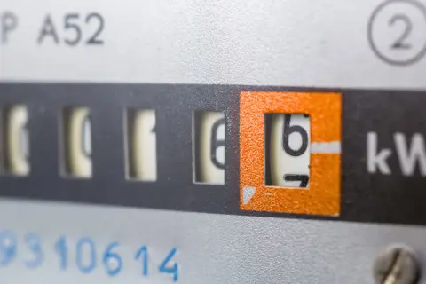 Zbliżenie na licznik energii elektrycznej z widocznymi cyframi i oznaczeniem kW.