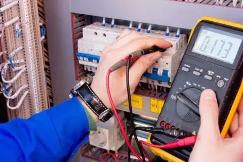 Ile zarabia elektryk po zawodówce? Zaskakujące fakty o pensjach