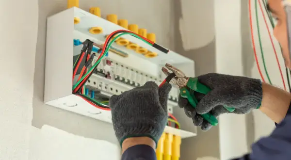 Ile zarabia elektryk w Norwegii? Fakty, które Cię zaskoczą