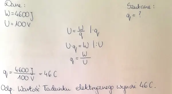 Obliczenia fizyczne pokazują wzór na napięcie i wyznaczają ładunek q=46C.