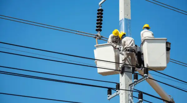 Ile zarabia pomocnik elektryka? Zaskakujące różnice w wynagrodzeniu