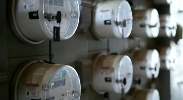 Rząd liczników energii elektrycznej, gotowych do przepisania przez Enea.