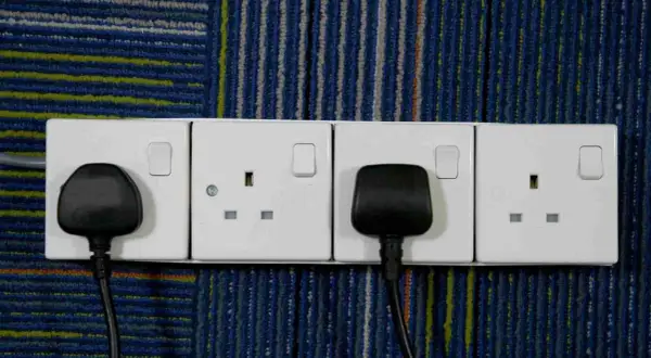 Zastanawiasz się, jakie gniazdka w Egipcie? Na zdjęciu widać brytyjskie gniazdka elektryczne, nie te używane w Egipcie.