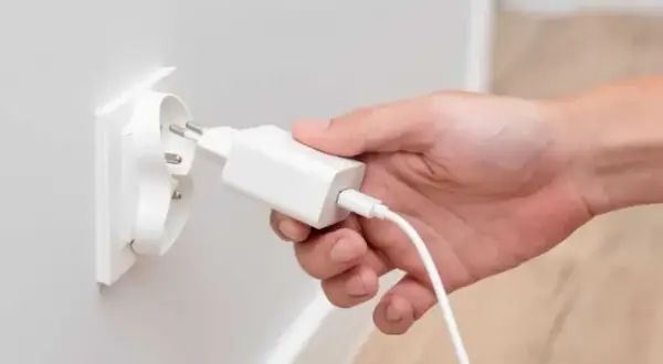 Ile prądu pobiera ładowarka w kontakcie? Sprawdź, ile tracisz energii