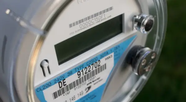 Nowoczesny licznik energii elektrycznej, który pomoże Ci zrozumieć Twoje taryfy prądu.