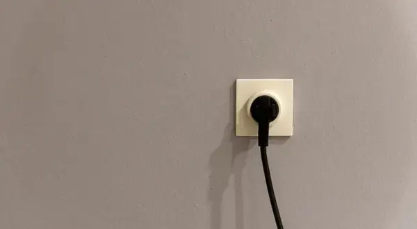 Gniazdko elektryczne z wtyczką. Czy to już czas na sprawdzenie taryfy urzędowej Energa?