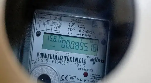 Cyfrowy licznik prądu PGE pokazuje 895.16 kWh. Odczyt jest prosty, wystarczy spojrzeć na ekran.