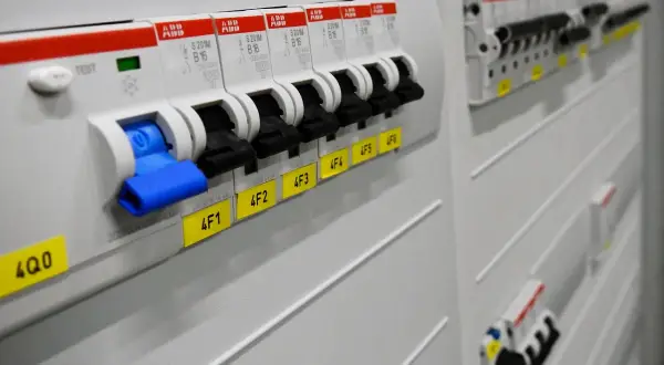 Co w rozdzielni elektrycznej? Kluczowe elementy i ich funkcje
