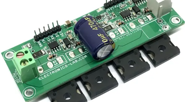 Elektroniczny mostek H z kondensatorem 470uF i złączem do silnika.