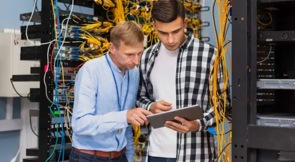 Co oznacza COM w elektryce? Kluczowe informacje i zastosowania