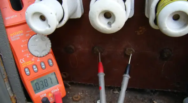 Kto ma klucz do skrzynki elektrycznej? Poznaj uprawnienia i zasady