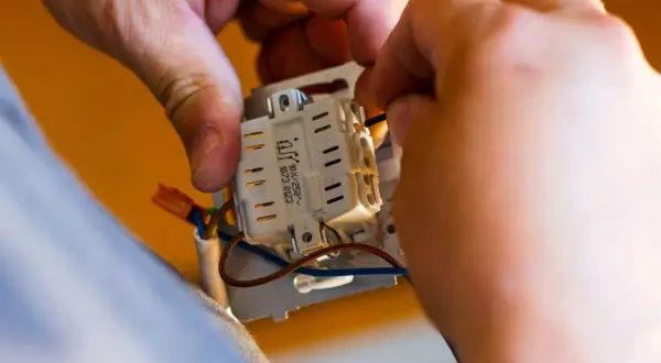 Ile bierze elektryk za domek? Poznaj ukryte koszty instalacji elektrycznej