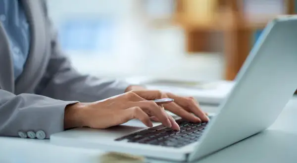 Ile prądu zużywa laptop na godzinę i jak obniżyć koszty energii?