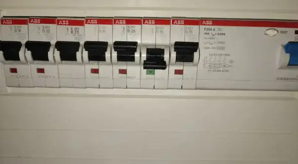 Rząd wyłączników automatycznych ABB, w tym zabezpieczenie przedlicznikowe, zapewnia bezpieczeństwo instalacji elektrycznej.