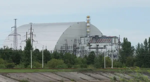 Nowy sarkofag nad Czarnobylską Elektrownią Atomową. Kiedy zniknie promieniowanie, natura powoli odzyskuje teren.