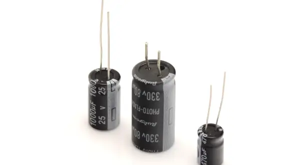 Różne rodzaje kondensatorów elektrolitycznych: 1000µF 25V, 330µF 80V i 470µF.