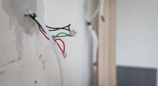 Jak położyć elektrykę w domu - uniknij najczęstszych błędów i kosztów