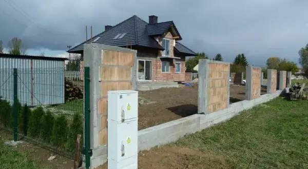 Jak ukryć skrzynkę elektryczną w ogrodzeniu – estetyczne i praktyczne rozwiązania