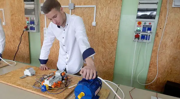 Jakie przedmioty w technikum elektrycznym pomogą w karierze elektryka