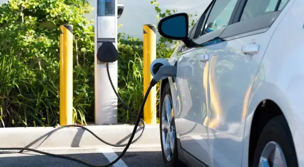 Ile kosztuje elektryk samochodowy? Ceny usług, które musisz znać