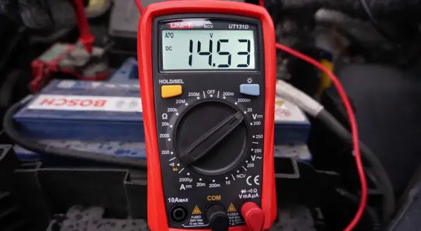 Multimetr pokazuje 14.53V, co jest kluczowe, jak sprawdzić regulator napięcia w samochodzie.