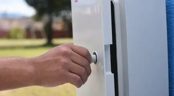 Jak zamaskować skrzynkę elektryczną w ogrodzie - praktyczne i estetyczne rozwiązania