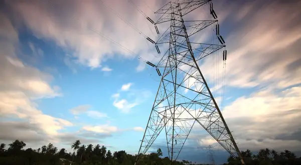 Wieża energetyczna na tle nieba z chmurami. Taryfa g13 zapewnia energię dla tej okolicy.