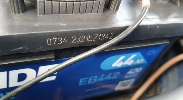 Na akumulatorze widoczny jest kod 0734 2J21LZ1342, który może oznaczać datę produkcji akumulatora.