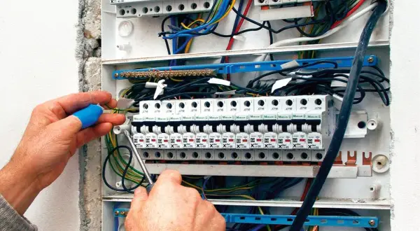 Jak podłączyć rozdzielnię elektryczną bez błędów i zagrożeń?