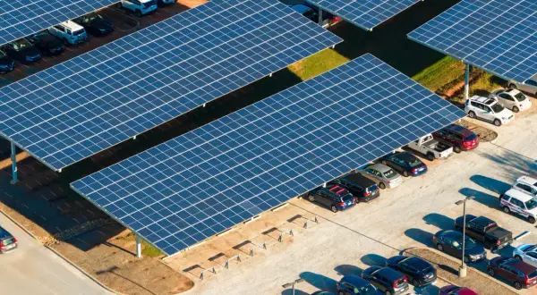 Carport fotowoltaiczny dla firm - ile prądu wyprodukuje wiata i ile kosztuje