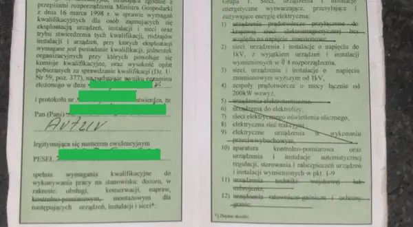 Dokument potwierdza uprawnienia SEP do 1kV, wydane po egzaminie, dla osoby wykonującej prace przy urządzeniach elektrycznych.