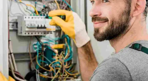Ile zarabia elektryk w Niemczech? Zaskakujące różnice w pensjach