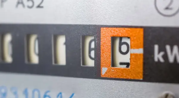 Zbliżenie na licznik energii elektrycznej z widocznymi cyframi i oznaczeniem kW.