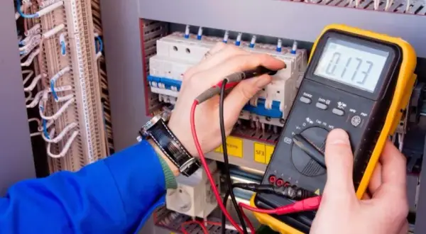 Ile zarabia elektryk po zawodówce? Zaskakujące fakty o pensjach