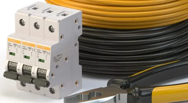 Jak podłączyć kabel do skrzynki elektrycznej bez ryzyka porażenia