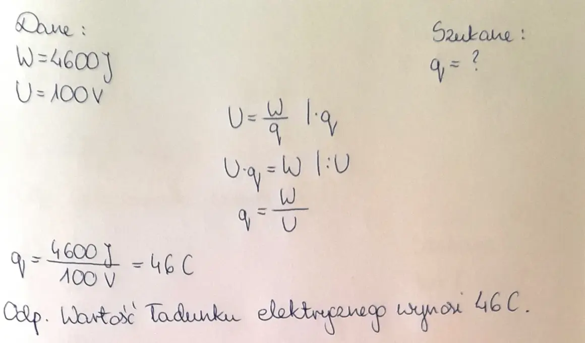 Obliczenia fizyczne pokazują wzór na napięcie i wyznaczają ładunek q=46C.