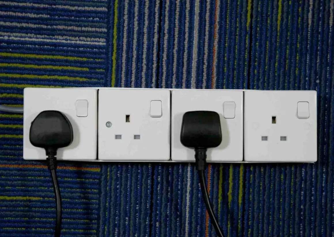 Zastanawiasz się, jakie gniazdka w Egipcie? Na zdjęciu widać brytyjskie gniazdka elektryczne, nie te używane w Egipcie.