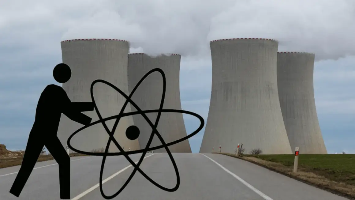 Człowiek z atomem przed chłodniami kominowymi elektrowni jądrowej symbolizuje potencjalne wady elektrowni jądrowej.