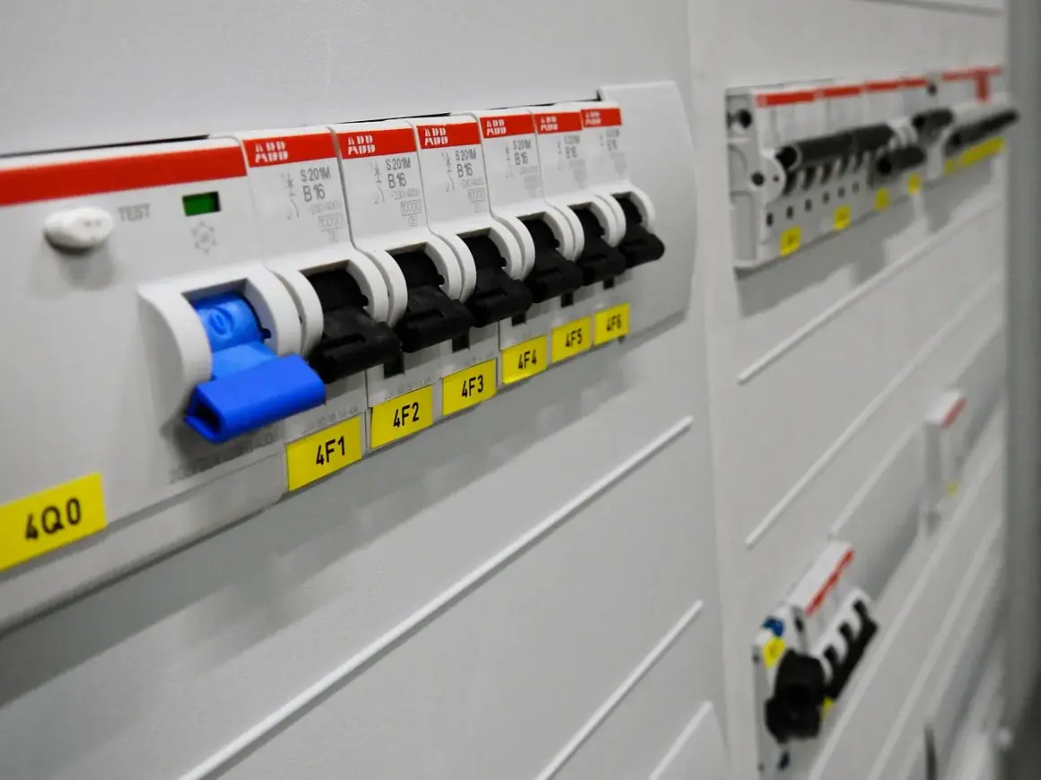 Co w rozdzielni elektrycznej? Kluczowe elementy i ich funkcje