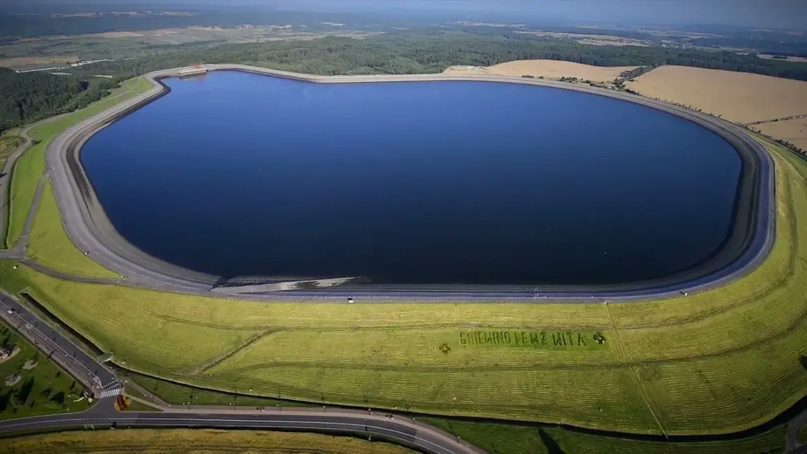 Jak działa elektrownia szczytowo-pompowa i jej rola w zarządzaniu energią