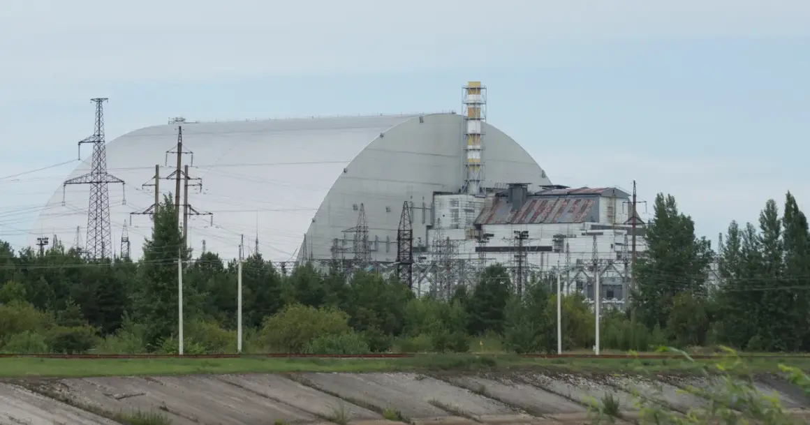 Nowy sarkofag nad Czarnobylską Elektrownią Atomową. Kiedy zniknie promieniowanie, natura powoli odzyskuje teren.