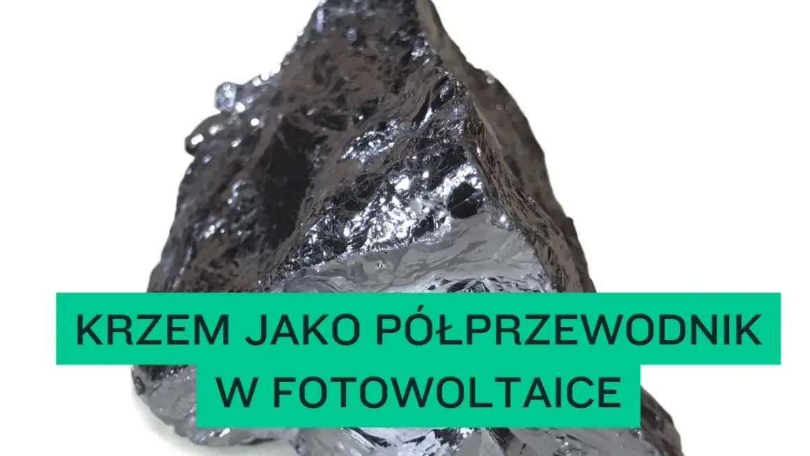 Kryształ krzemu, kluczowy półprzewodnik w fotowoltaice, lśni na białym tle.