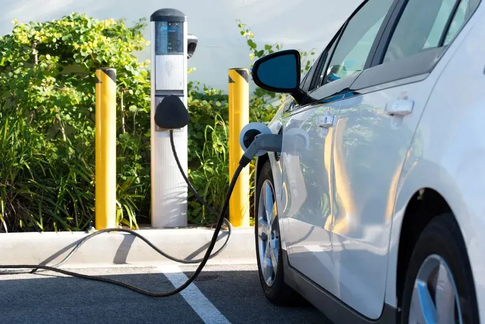 Ile kosztuje elektryk samochodowy? Ceny usług, które musisz znać