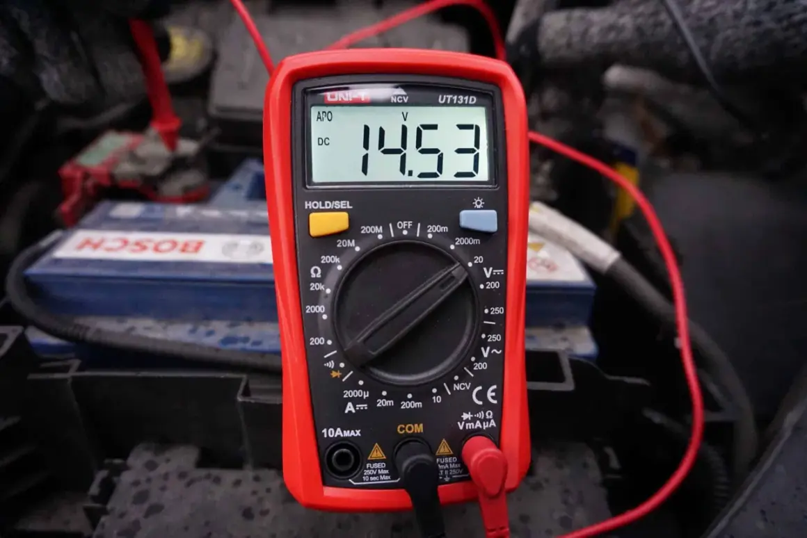 Multimetr pokazuje 14.53V, co jest kluczowe, jak sprawdzić regulator napięcia w samochodzie.