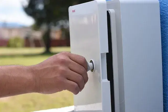 Jak zamaskować skrzynkę elektryczną w ogrodzie - praktyczne i estetyczne rozwiązania