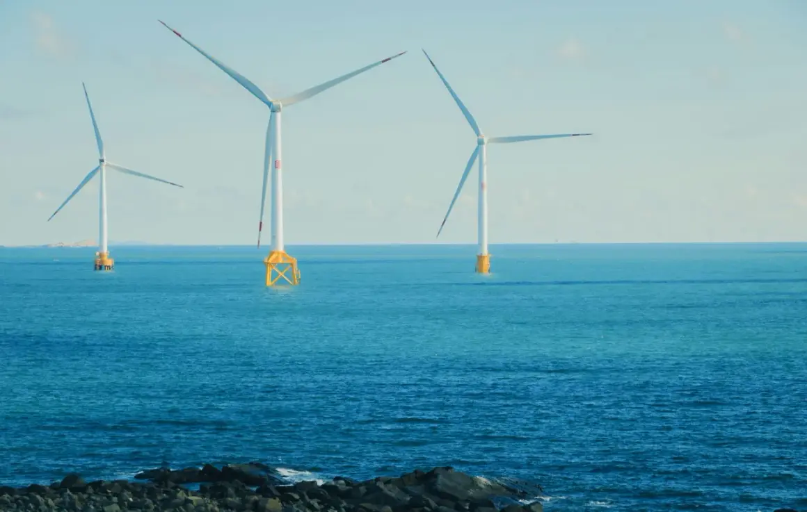 Wiatraki na morzu symbolizują potęgę Bałtyku i zieloną energię.