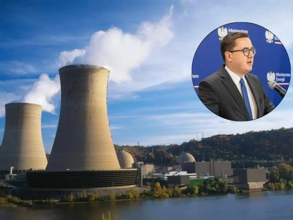 Wielka elektrownia jądrowa z chłodniami kominowymi i mężczyzna w garniturze przemawiający na tle logo Ministerstwa Energii. Energia jądrowa w Polsce.