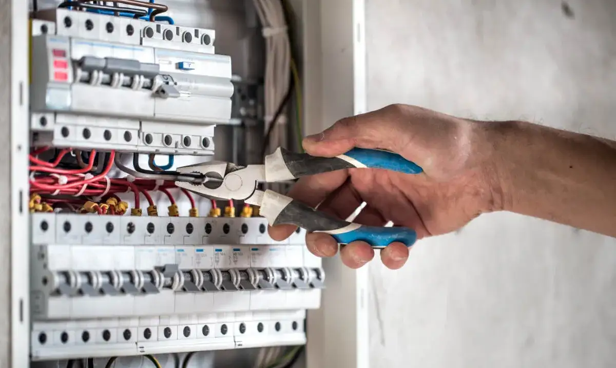 Zdjęcie Kto może wejść do rozdzielni elektrycznej? Sprawdź zasady i uprawnienia