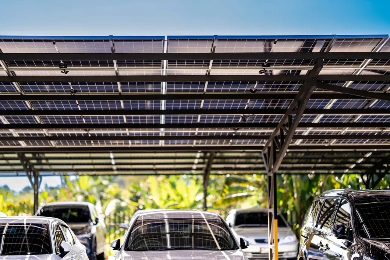 	Carport fotowoltaiczny na parkingu centrum handlowego z panelami PV